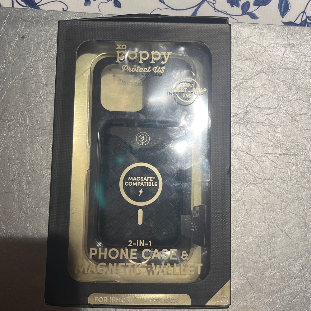 Poppy 2-in-1 Black Phone Case with Magnetic Wallet - MagSafe Compatible